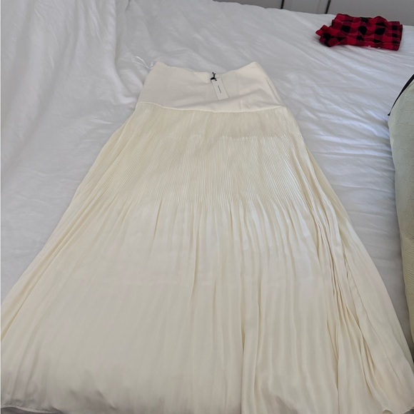 Ivory skirt - Picture 2 of 2